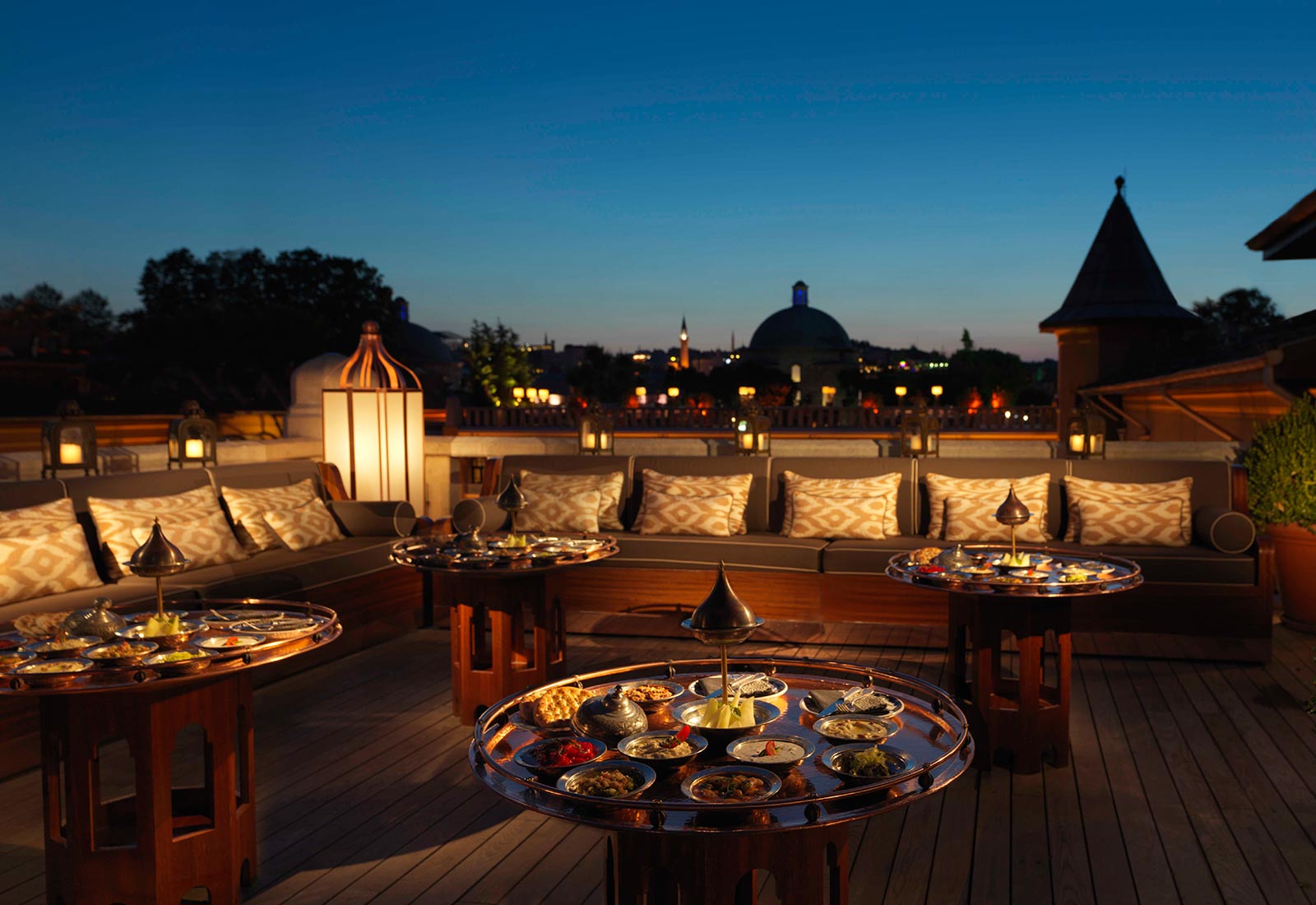 Four seasons hotels istanbul. Four Seasons Стамбул. Four Seasons Sultanahmet Istanbul. Rooftop Стамбул. Four Seasons Hotel Istanbul at Sultanahmet 5*.